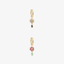 Load image into Gallery viewer, Mini boucle d&#39;oreilles Miniflower 2 piercing charm Or 18 carats Sophie d&#39;Agon Face

