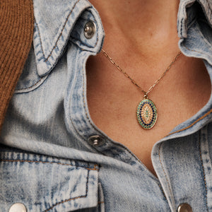 Collier Ani 2 Vert en or 18k avec émeraude, saphir bleu, jaune, cognac porté 1