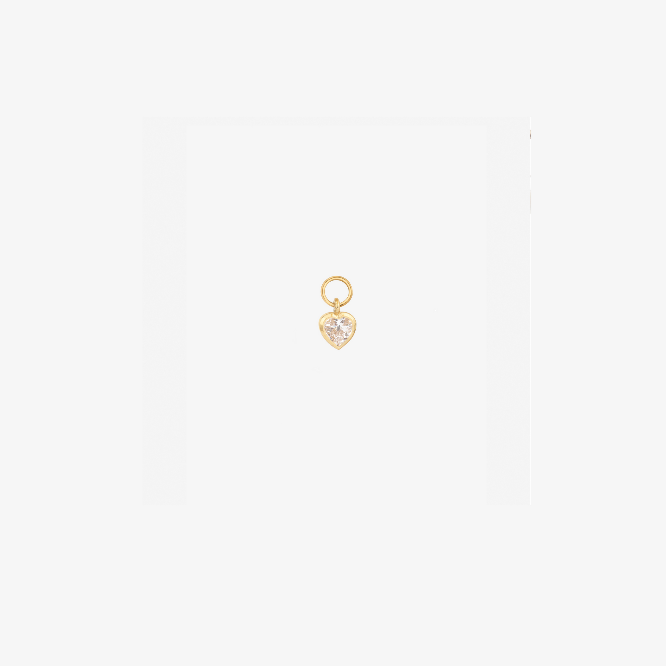 charm mini boucle d'oreilles Petit Coeur en or jaune 18 carats et diamants face