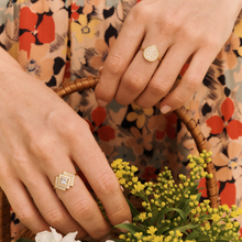 Load image into Gallery viewer, Ginger bague 6 diamants blancs et or jaune 18 carats porté 2
