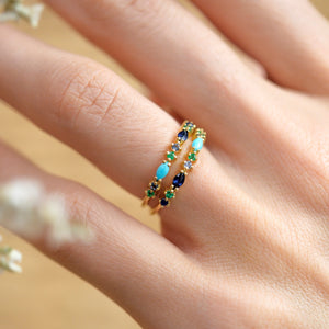 Bague Gaia 2 Bleue avec Saphir marine, emeraude, salt & peper et turquoise porté 1