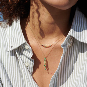 Gaia collier 1 vert, émeraudes, saphires, Sophie d'Agon Joaillerie Paris porté