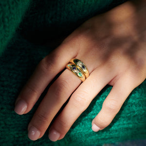 Miniflower Ring blue sapphire salt and pepper diamond emerald Sophie d'Agon porté 4