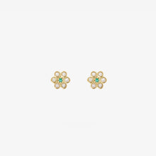 Load image into Gallery viewer, Puces d&#39;oreilles Miniflower 4 brume, or jaune, diamants champagne et émeraudes face

