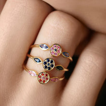 Load image into Gallery viewer, Bague Ministone 2 rouge rose et bleue or jaune 18 carats, saphirs rouges et roses porté
