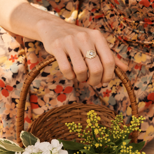 Load image into Gallery viewer, Ginger bague 6 diamants blancs et or jaune 18 carats porté
