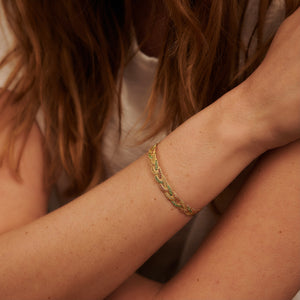 bracelet jonc en or tressé emeraude vert saphirs jaunes Sophie d'Agon porté 1