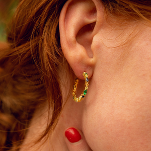 Boucles d'oreilles créoles Gaia or jaune, saphirs et émeraudes portées