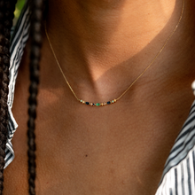 Charger l&#39;image dans la visionneuse de la galerie, Gaia collier 1 vert, émeraudes, saphires, porté 1
