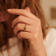 Charger l&#39;image dans la visionneuse de la galerie, Miniflower Ring emerald ruby pink sapphire Sophie d&#39;Agon porté
