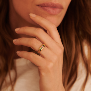 Miniflower Ring emerald ruby pink sapphire Sophie d'Agon porté