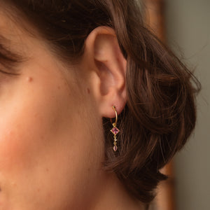 Sophie d'Agon, boucle d'oreilles, saphirs rose, pierres précieuses, or recyclé 18 carats, porté 1